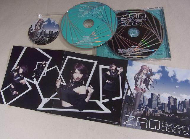 左肩の円形のは初回特典のステッカー