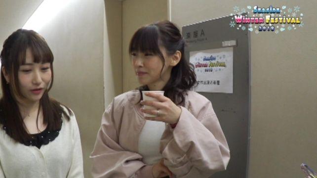 新婚人妻2人をいじり倒すに話を聞くシーン。あさぼんの左手薬指には指環が...