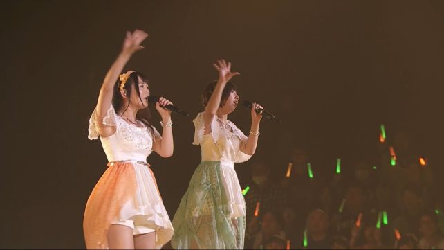 最初っから会場一面二人を表す緑とオレンジのサイリウムで埋め尽くされた