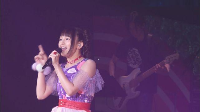 衣装もデーハーw