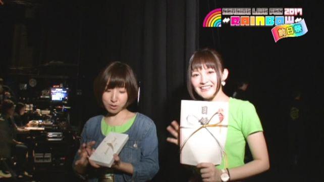 叙々苑の商品券をゲットして嬉しそうな二人