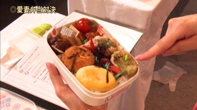 あやちゃんのはゴーカイな肉on theライス。ライス中央の紫色が毒沼っぽいw