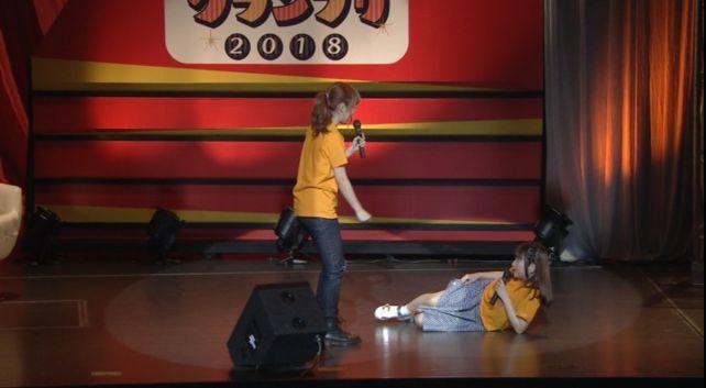 人妻の色気でタクシーを止めようとする