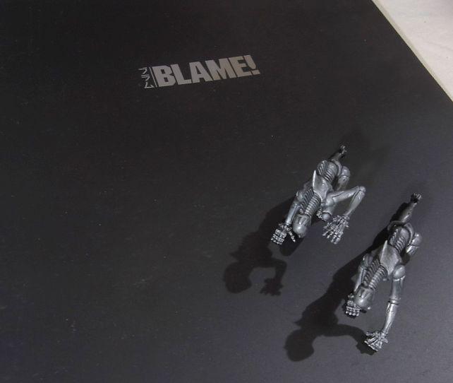 表紙は黒一色に銀で題名が型押ししてある...ん、あれは??