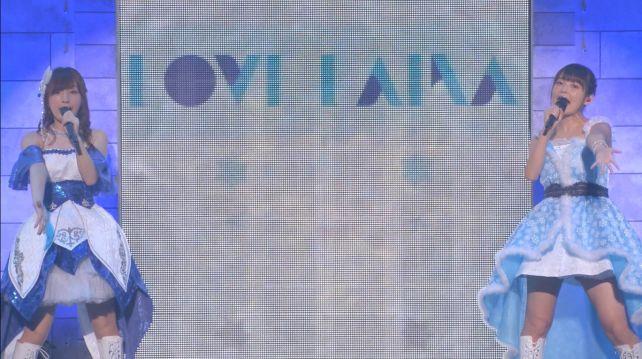 「LOVE LAIKA」の文字をバックに二人で歌っていたが...