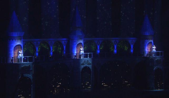 蒼い光に照らされて3つのお城の上で歌う3人は...尊い...
