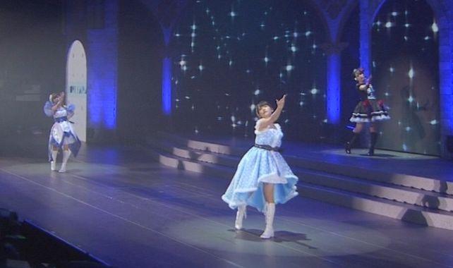 ...終盤にせり上がりで舞台後方にまあやちゃんが登場!