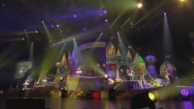 あまり動きのないこの曲はこの5人ともこの定位置で世界を表現