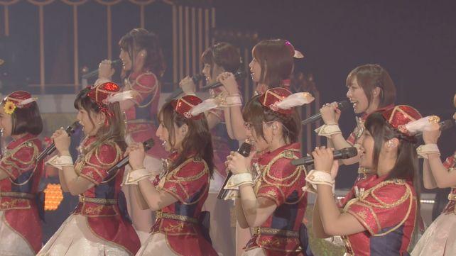 全員曲でもワンショットでほとんどが写るこの密集感はそれはそれで