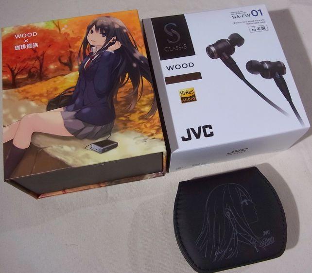 右上のノーマルパッケージとは構造が違うパッケージと白峰さんのケースが付属