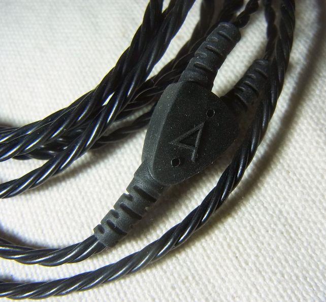 ケーブルは「Astell&Kern」のAマーク入り