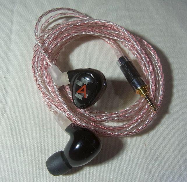 しなやかなケーブルでコンパクトにまとまるし、音も相性含めて結構マル