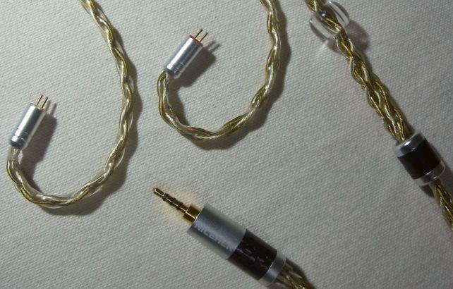 2pinコネクタ周りは最も高級感がある。