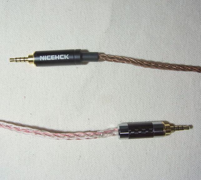 太さはほとんど変わらないけれど、「編み」の密度が違う(上が本品)