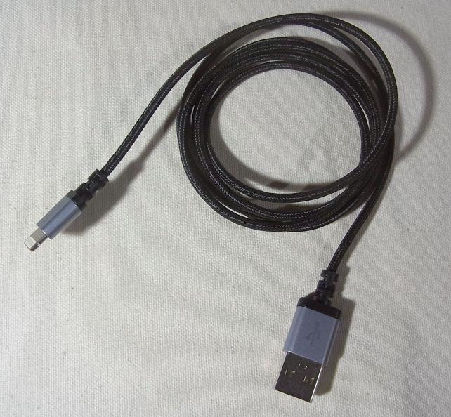 ケーブルが硬くてLightning側が「浮いて」いる