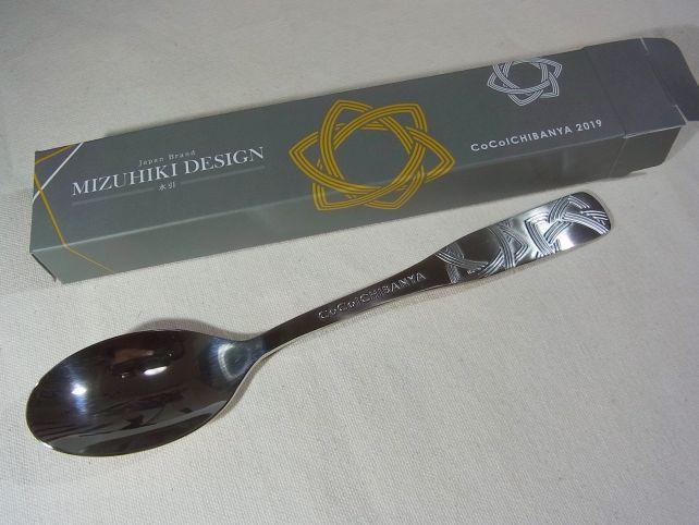 柄尻部分に向かって急激に膨らむ「バイオリン型」デザイン