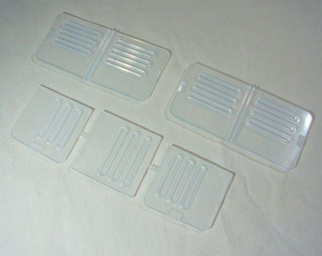 付属の仕切り板は短辺を仕切る長いものと、それで仕切られた区画を長辺の方向に仕切る短い板