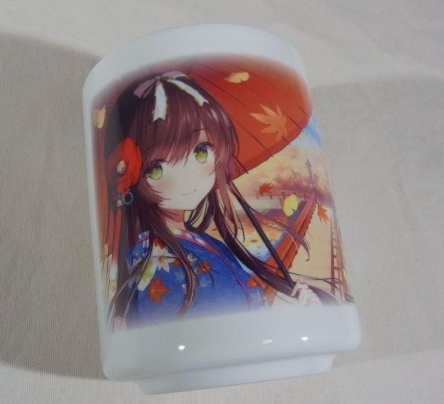 顔の部分がトリミングされた「秋散歩」の和装美人