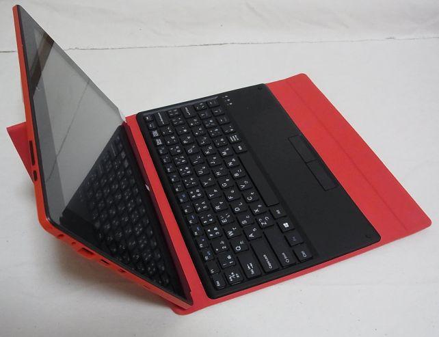 カバーの背中をやりたたんで「足」にして、画面を立てられる