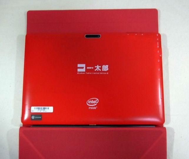 タブレット裏面は一太郎レッドに一太郎ロゴ入り