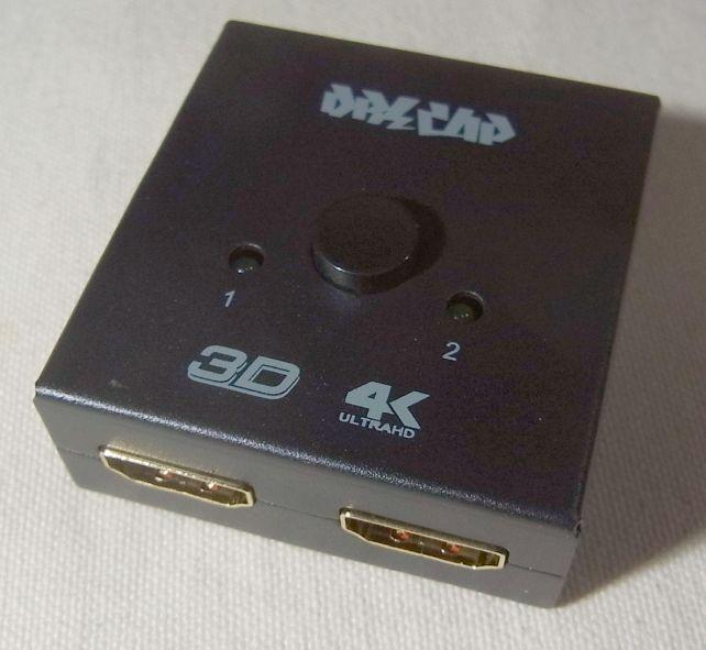 2端子側。1と2の数値の上にあるLEDが点灯した方が通電側