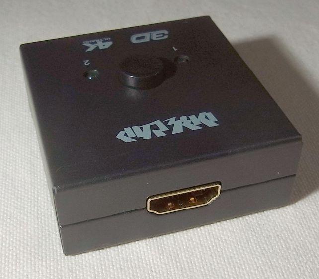 1端子側。トップのボタンを押すたびに2つのラインが交互に切り替わるだけの単純構造。