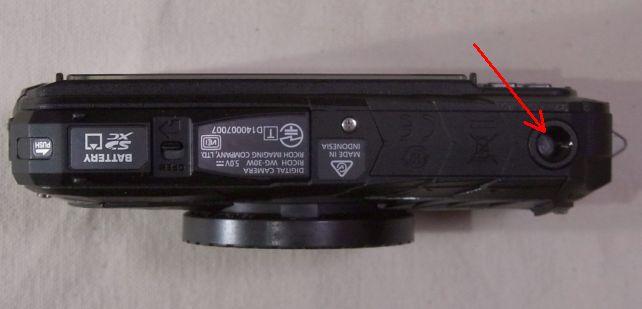 三脚の固定穴もかなり右端(シャッターの真下あたり)