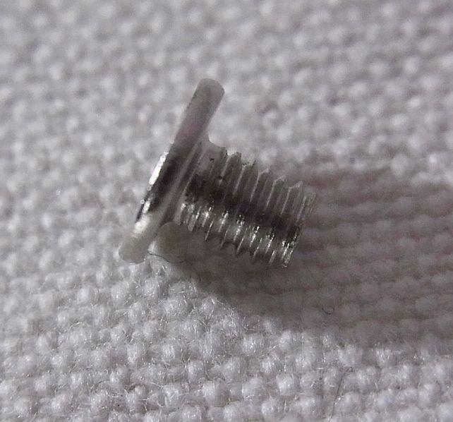 2mmほどの小ねじです。