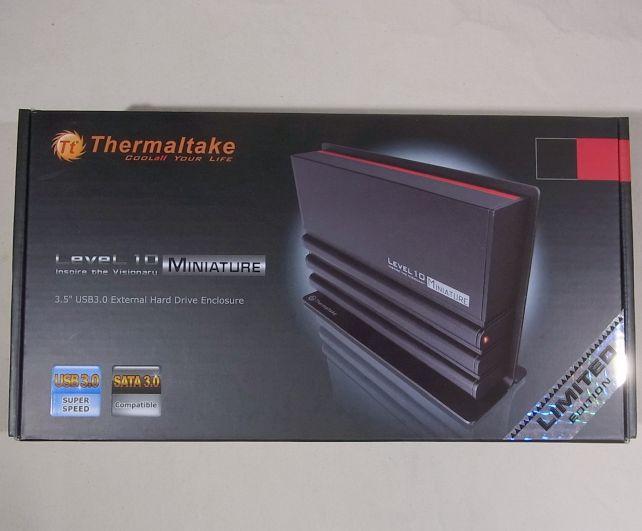 単なるシングルHDDケースとすれば馬鹿でかい箱