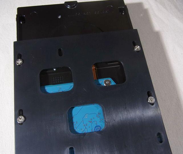 裏でねじ止めして...