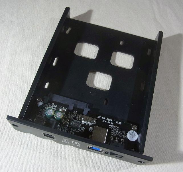 SATA⇔USB変換を担う基盤がセットされた引出しに...