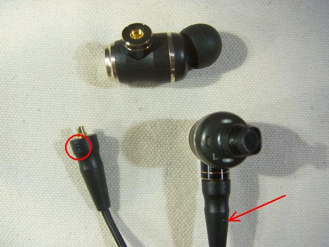 LRの表示(○部)きあるがわかりづらいので、Lの突起(矢印部)が役立つ