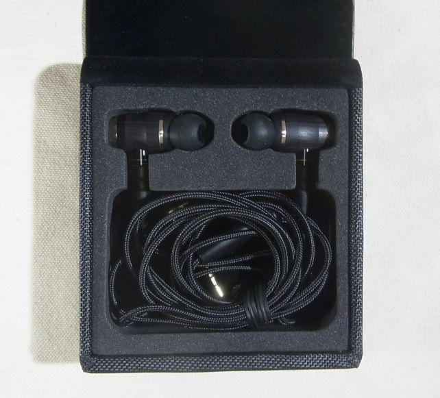 キャリングケース内でイヤホンはしっかり固定できる