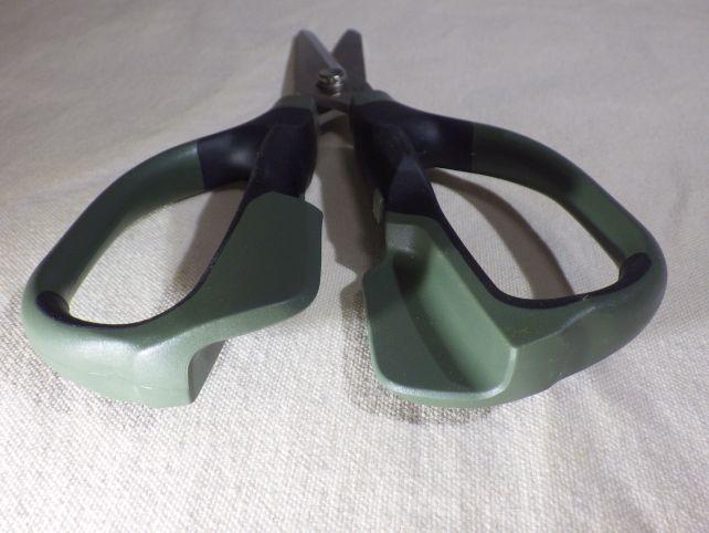 グリップの部分は力をかけて切るときに指を挟み込みづらい形状