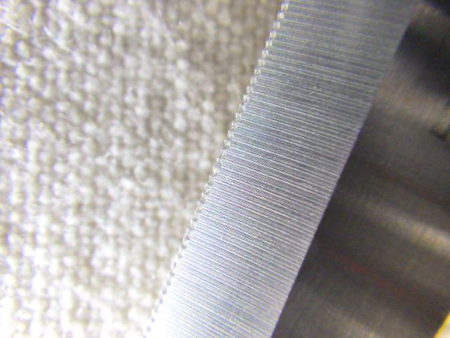 ブレードはマイクロセレーションと呼ばれるのこぎり状になっている