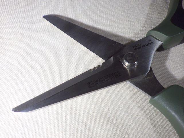 刃元にはピラニアセレーションと呼ばれるギザギザがあり、ケーブルのような丸いものを逃がさないがあり、