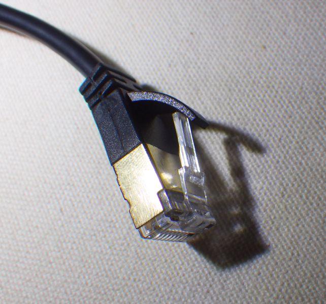 コネクタは、接点部分金メッキで保護カバー付き