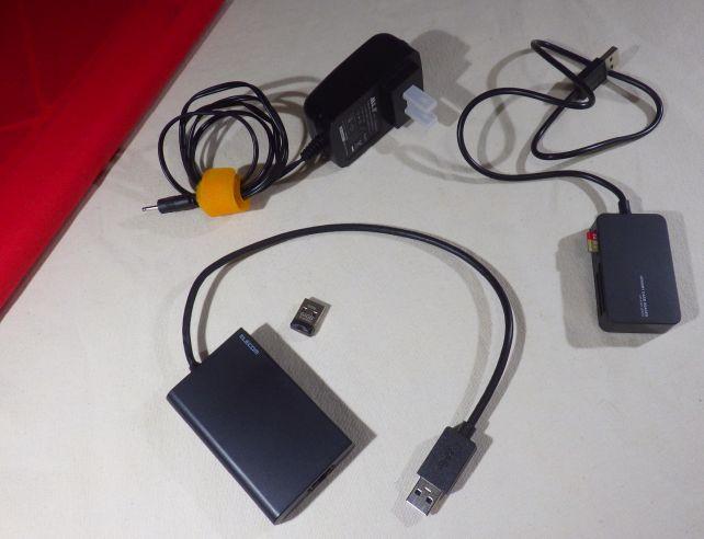 ACアダプタにUSBメモリ、有線LANとカードリーダーなど