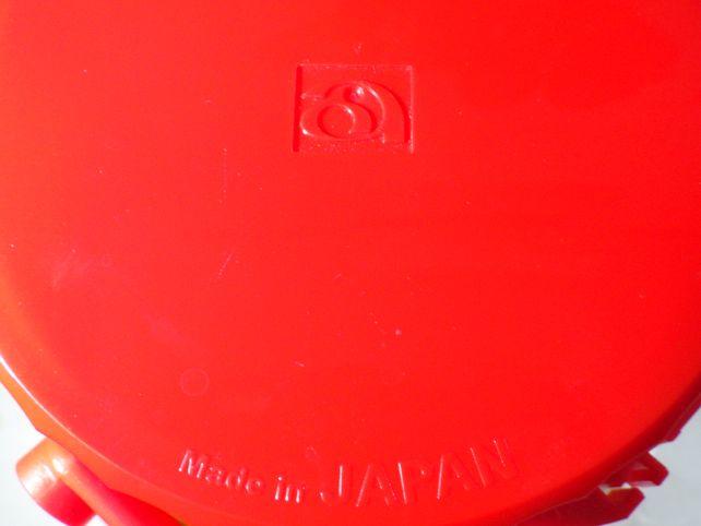 アデリア果実酒瓶であることを「a」マークが示す