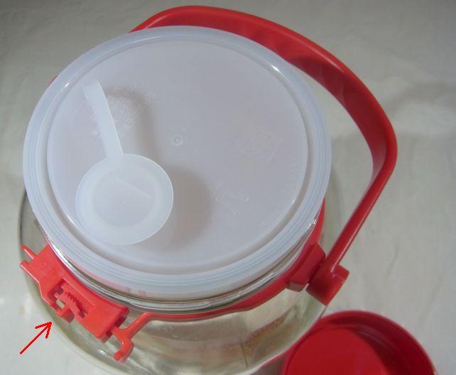 蒸発を防ぐ(と思われる)しっかりとした中蓋付き(注ぎ口付き)