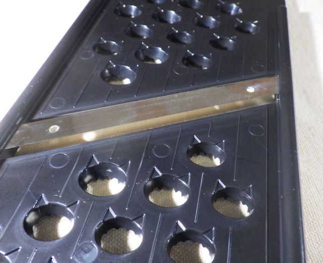 おろし金の裏側にも猫成分が...ニャン♡(ぉぃ