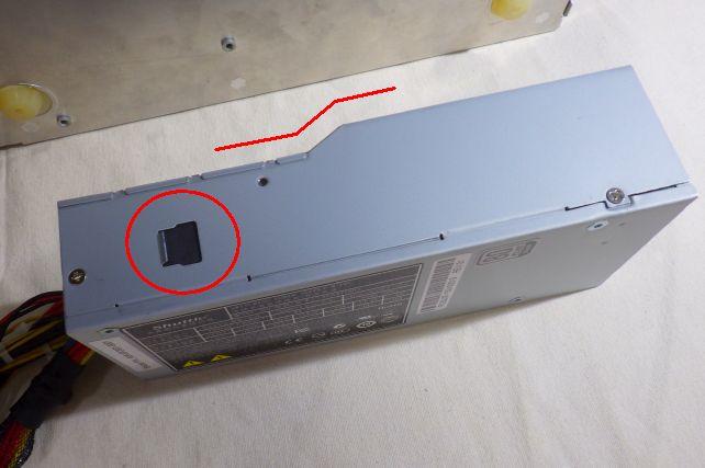 電源はケースにぶら下げるためのスリットと段付き形状で特殊なモノ