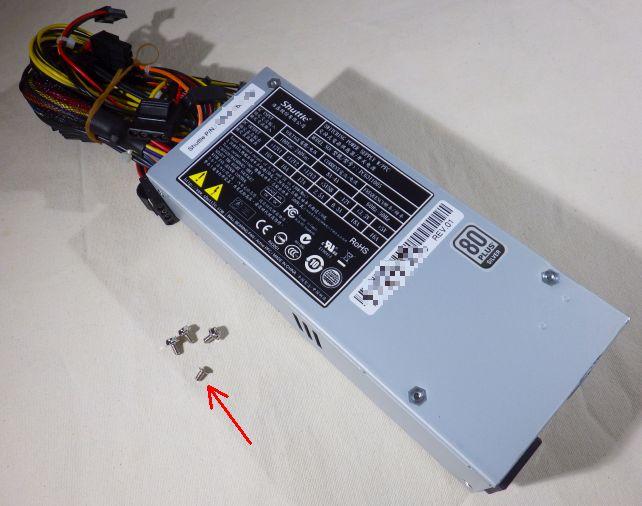 中身は電源本体と取り付けねじ。ひとつだけ頭が小さいのが内部用。