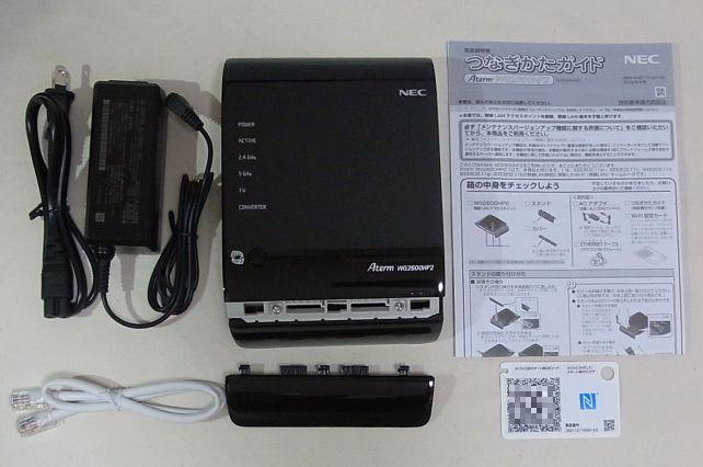 付属品はスタンドとACアダプタ、LANケーブル、説明書と設定カード