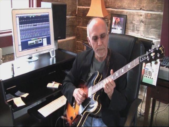 スタジオで録音済みトラックをバックに弾き、語るLarryの姿も