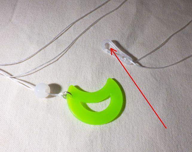 矢印の部分を元々の紐の端に引っかけて使う