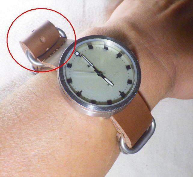 ペラペラする端を折り返して処理(一般的には外側に折るが裏革が見えてしまうので逆向きに...)