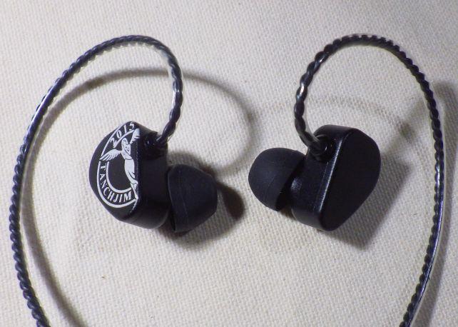 大きくブランドロゴが入る右側と比して、何も模様や文字がない左側