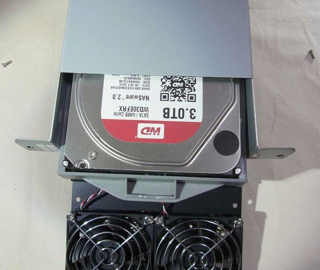 一番上の(最初に積んだ)他と違う容量のHDDを引っこ抜く。