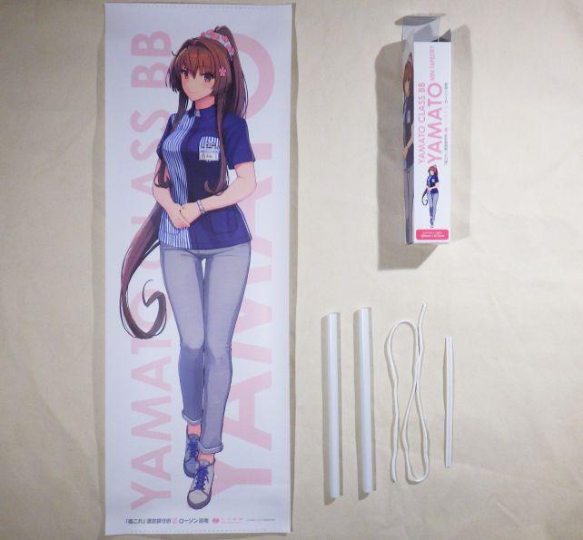 内容物はタペストリー本体と、上下の棒と固定用の両面テープ、吊り紐